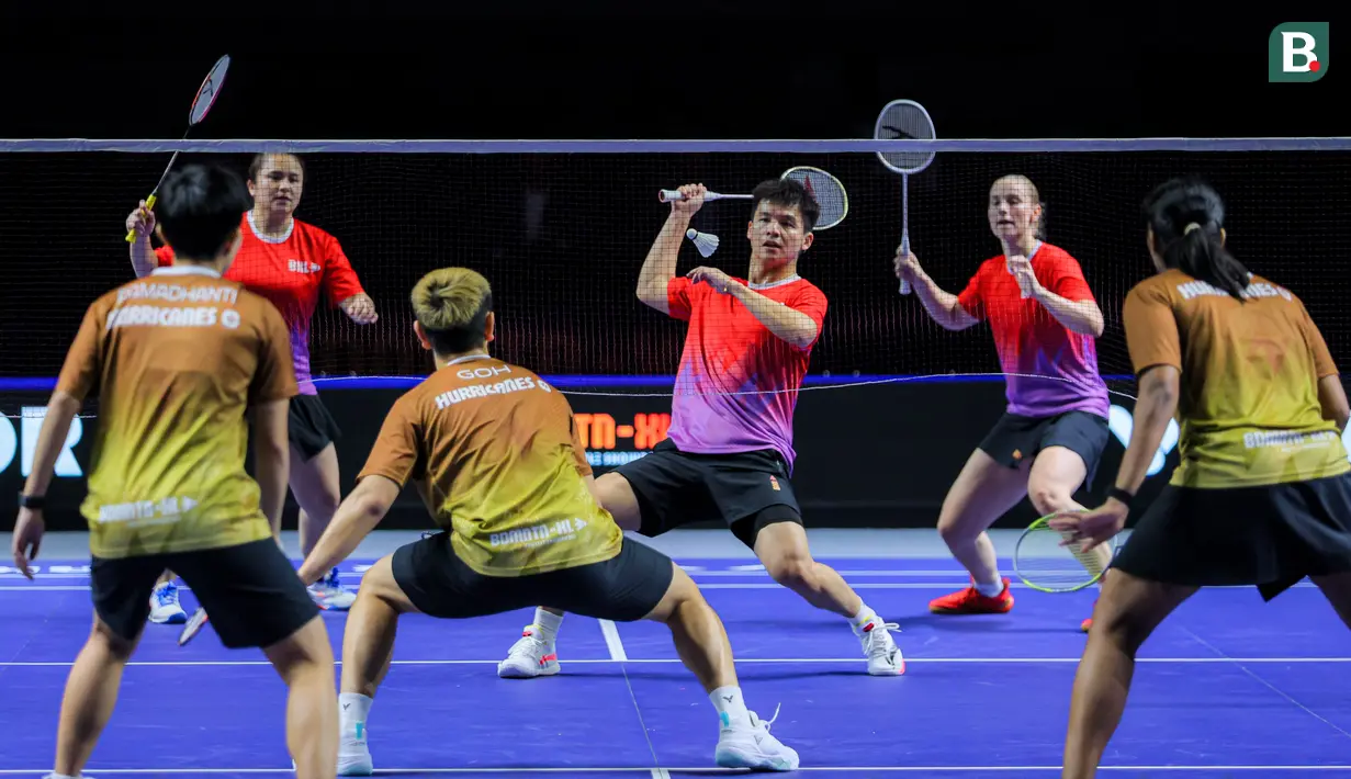 Tim Rockets (merah) berusaha mengembalikan kok ke arah tim Hurricanes (kuning) dalam laga final Badminton XL 2025 di Istora Senayan, Jakarta, Minggu (05/10/2025). (Bola.com/Bagaskara Lazuardi)
