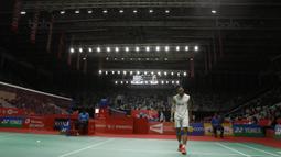 Tunggal putera Indonesia, Ihsan Maulana Mustofa, tertunduk lesu usai ditaklukkan wakil Denmark, Rasmus Gemke, pada laga Indonesia Masters 2018 di Istora Senayan, Rabu (24/1/2018). Ihsan takluk 21-17, 21-23, 16-21. (Bola.com/M Iqbal Ichsan)