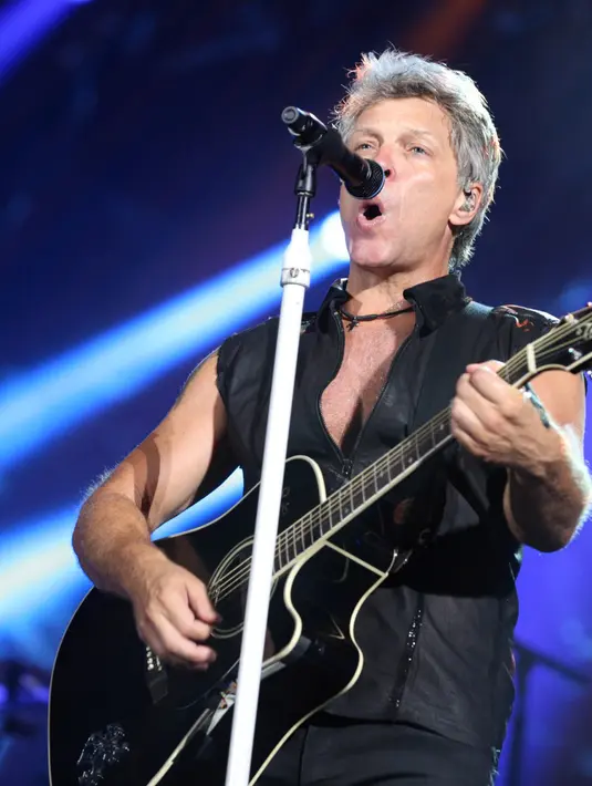 Pepatah 'Tua-Tua Keladi, Semakin Tua Semakin Jadi' sepertinya cocok untuk menggambarkan aksi panggung Bon Jovi malam itu. Aksi Jon seakan memuaskan penantian penggemar di Jakarta selama 20 tahun. (Foto: Faizal Fanani/Liputan6.com)