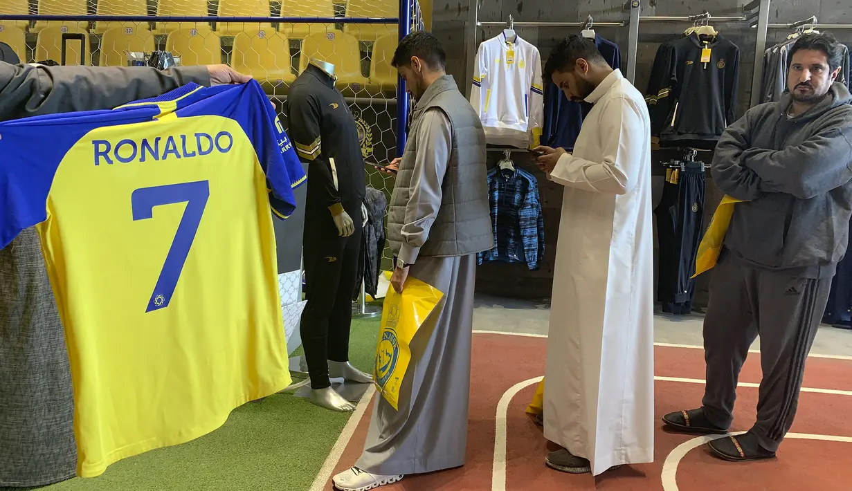 Para fans Al Nassr langsung menyerbu toko-toko perlengkapan sepak bola di Riyadh untuk memburu jersey bernomor punggung 7 milik Cristiano Ronaldo hanya beberapa jam setelah kepastian transfer CR-7. (AFP/Fayez Nureldine)