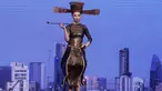 Seorang model memperagakan busana unik kreasi desainer Wang Jingzhi dan Maitre Chocolatier Roberto Rinaldini saat pameran cokelat internasional "Salon du Chocolat" di Milan, Italia, Jumat (12/2/2016). (REUTERS/ Stefano Rellandini)