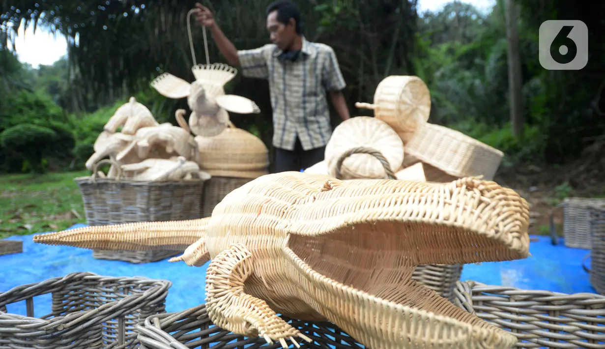 Anyaman rotan buatan Muhamad Wardi (43) di jual di Jalan Raya Puspiptek, Tangerang Selatan, Banten, Senin (19/10/2020). Untuk menarik minat pembeli iya berjualan dipinggir jalan dan dalam satu kerajinan dijual Rp 15 ribu hingga Rp 120 ribu. (merdeka,com/Dwi Narwoko)
