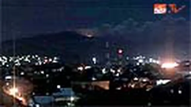 Gunung Lokon Menyemburkan Debu dan Asap