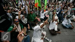 Massa dari ormas Islam se- DIY menggelar aksi protes kepada Ahok atas penghinaan terhadap Al-qur'an di Titik Nol km, Yogya, Minggu (9/10). Mereka mendukung PP Muhammadiah yang telah melaporkan Ahok ke Polda Metro Jaya. (Liputan6.com/ Boy Harjanto)