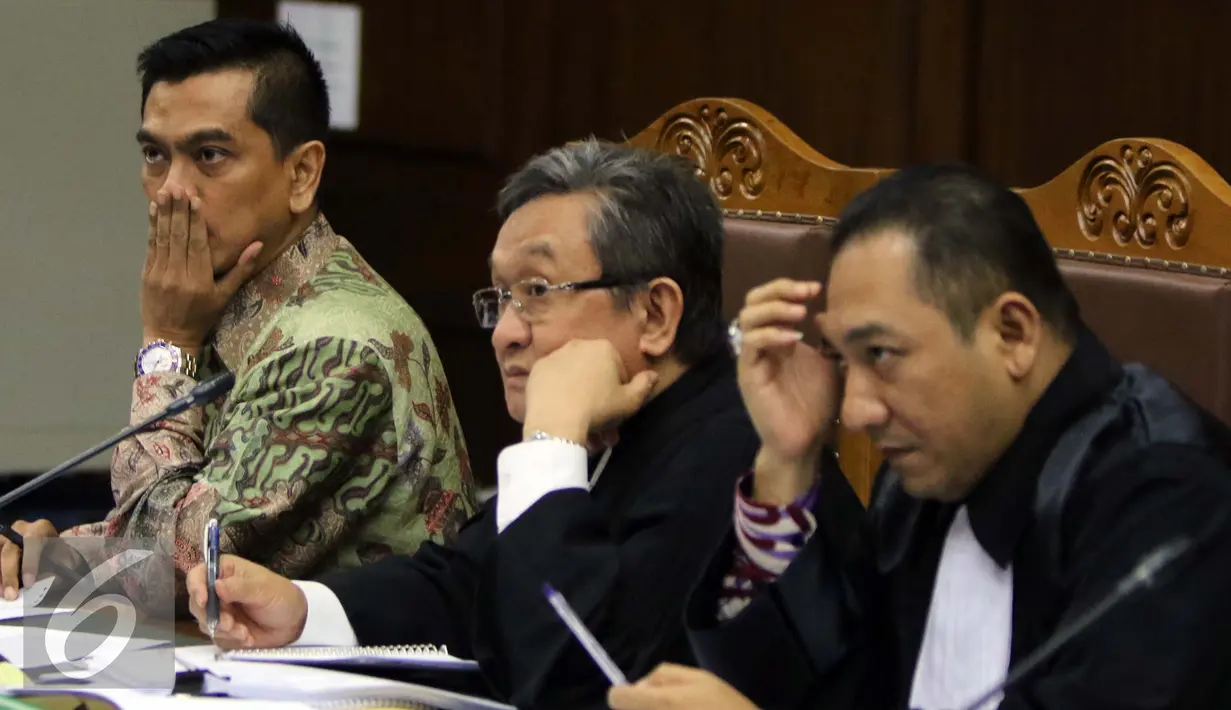 Terdakwa Mohamad Sanusi menyimak keterangan saksi di Pengadilan Tipikor, Jakarta, Rabu (31/8). Sanusi didakwa menerima suap sebesar Rp2 miliar secara bertahap dari Presiden Direktur PT Agung Podomoro Land, Ariesman Widjaja. (Liputan6.com/Helmi Afandi)