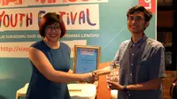 Fransisca Maya selaku Marketing Communications Lead Lenovo Indonesia bersama Sigit Prabowo, founder Goprec yang merupakan pemenang kontes Lenovo Inspiration Hunt (Liputan6.com/Jeko Iqbal)