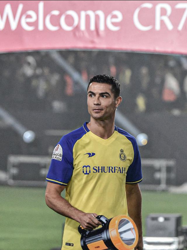 7 Editan Foto Ronaldo yang Pakai Jersey Al Nassr FC Ini Kocak Banget