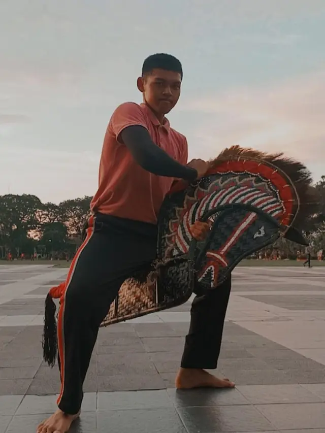 Zaidan Kamal Anwar saat berlatih jaran kepang di alun-alun Purwodadi, Kabupaten Grobogan. Latihan sebagai persiapan seleksi Paskibra namun Zaidan Kamal Anwar lolos sebagai Paskibraka perwakilan Jawa Tengah. (Foto: Liputan6.com/Dok Zaidan Kamal Anwar)