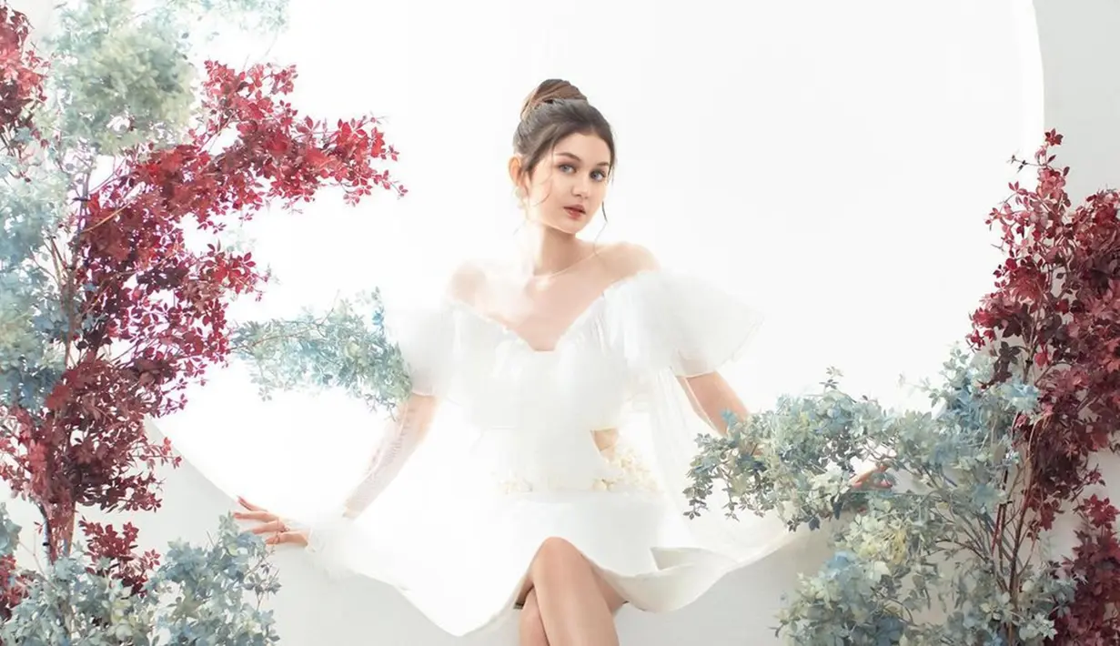 Tampil dengan busana berwarna putih, gaya Zoe ini pun menghipnotis banyak penggemar. Dirinya terlihat begitu menawan dengan busana off shoulder putih serta riasan sederhana. (Liputan6.com/IG/@zoeabbasjackson)