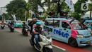 Mahasiswa dari berbagai kampus menaiki kendaraan untuk demonstrasi menuju gedung DPR, Jakarta, Senin (11/4/2022). Mahasiswa menuntut sejumlah isu, diantaranya pemerintah menstabilkan harga bahan bakar yang naik, minyak goreng langka dan tolak jabatan Presiden 3 Periode. (Liputan6.com/Johan Tallo)
