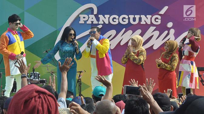 Penyanyi dangdut Rita Sugiarto (dua kiri) saat tampil dalam Panggung Gembira di Semarang, Jawa Tengah, Sabtu (15/12). Selain Rita, acara ini juga dimeriahkan oleh artis Dangdut Academy dan Bintang Pantura. (Liputan6.com/Gholib)