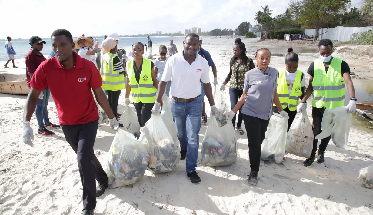 Para sukarelawan mengumpulkan sampah di sepanjang Pantai Kawe di Dar es Salaam, Tanzania (19/9/2020). Ratusan orang di seluruh kota tersebut berpartisipasi dalam upaya pembersihan sampah di pantai untuk memperingati Hari Bersih-Bersih Sedunia. (Xinhua)