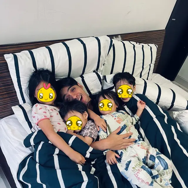 Dianggap Baby Face, Ini Potret 6 Artis Pria Usia 30an saat Momong Buah Hati