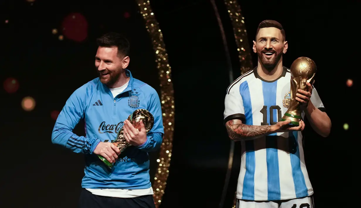 Rekan-rekan setimnya dan pelatih Lionel Scaloni juga menerima miniatur trofi, termasuk trofi Copa America 2021 yang dimenangkan di Brasil. (AP Photo/Jorge Saenz)
