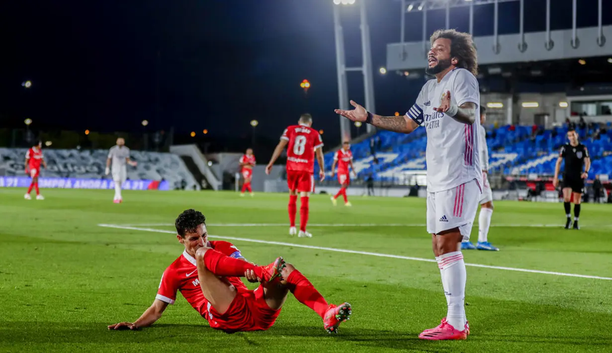 Pemain Real Madrid Marcelo (kanan) bereaksi saat melawan Sevilla pada pertandingan La Liga Spanyol di Alfredo di Stefano Stadium, Madrid, Spanyol, Minggu (9/5/2021). (AP Photo/Manu Fernandez)