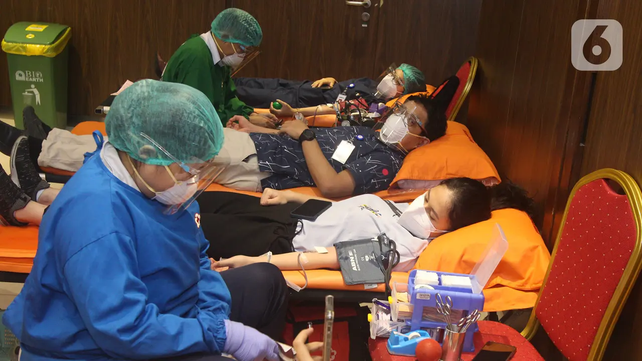 Donor Darah Sambil Berbagi Hadiah bagi Penyintas dan Pasien Kanker
