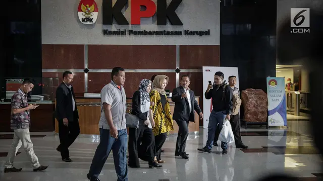 Istri Setya Novanto Usai Diperiksa KPK