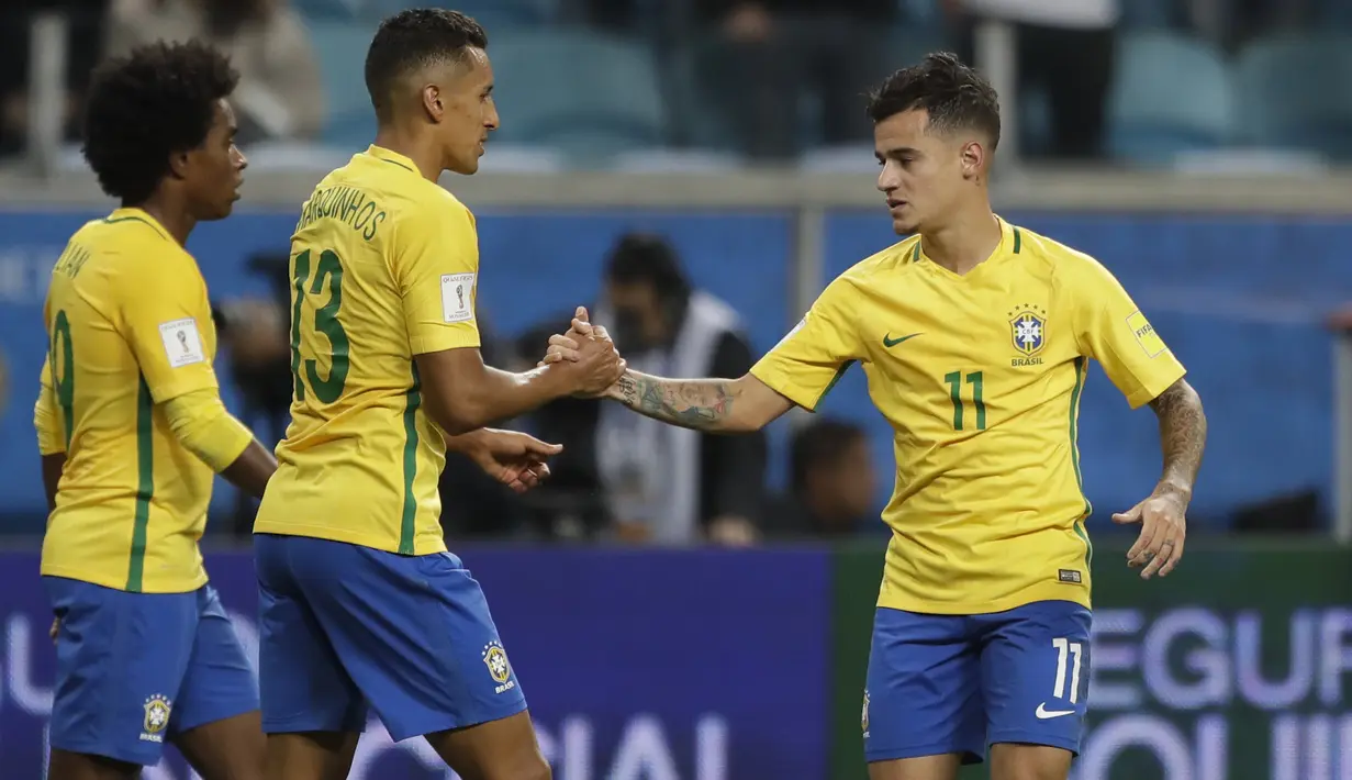 Pemain Brasil, Philippe Coutinho (kanan) mencetak satu gol saat timnya melawan Ekuador pada laga kualifikasi Piala Dunia 2018 zona CONMEBOL di Porto Alegre, Brasil, (31/8/2017). Brasil menang 2-0. (AP/Andre Penner)