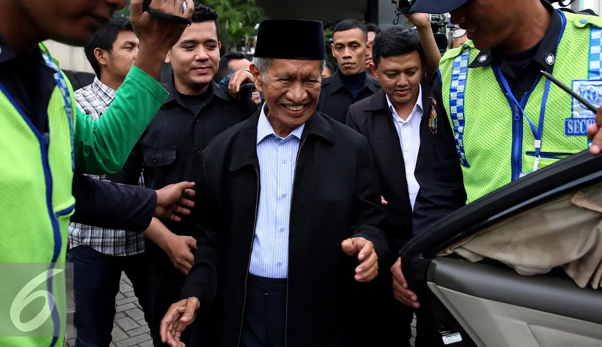 Mantan Hakim MK Muhammad Alim bersiap memasuki mobil usai diperiksa KPK, Jakarta, Rabu (2/11). Muhammad Alim diperiksa sebagai saksi dalam kasus dugaan suap sengketa Pilkada Kabupaten Buton di MK tahun 2011-2012. (Liputan6.com/Johan Tallo)