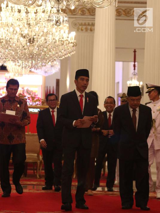 Presiden Jokowi (kiri) bersama Wapres Jusuf Kalla (kanan) saat akan mengumumkan keterangan terkait THR di Jakarta, Rabu (23/5). THR dan gaji ke-13 juga diberikan kepada para pensiunan, PNS, prajurit TNI, dan anggota Polri. (Liputan6.com/Angga Yuniar)