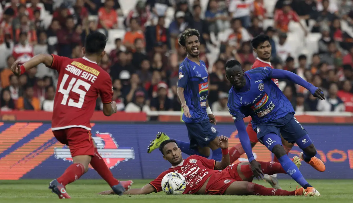 Gelandang Arema FC, Makan Konate, berusaha melewati pemain Persija Jakarta pada laga Shopee Liga 1 di SUGBK, Jakarta, Sabtu (3/8). Persija bermain imbang 2-2 atas Arema. (Bola.com/Yoppy Renato)