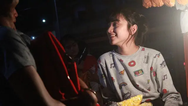 [Bintang] Jualan Popcorn, Gadis Cantik Ini Hebohkan Dunia Maya