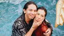 Abel Cantika dan Ray telah melakukan prosesi lamaran dan foto prewedding mereka di sebuah taman. (Liputan6.com/IG/@rayrafi)