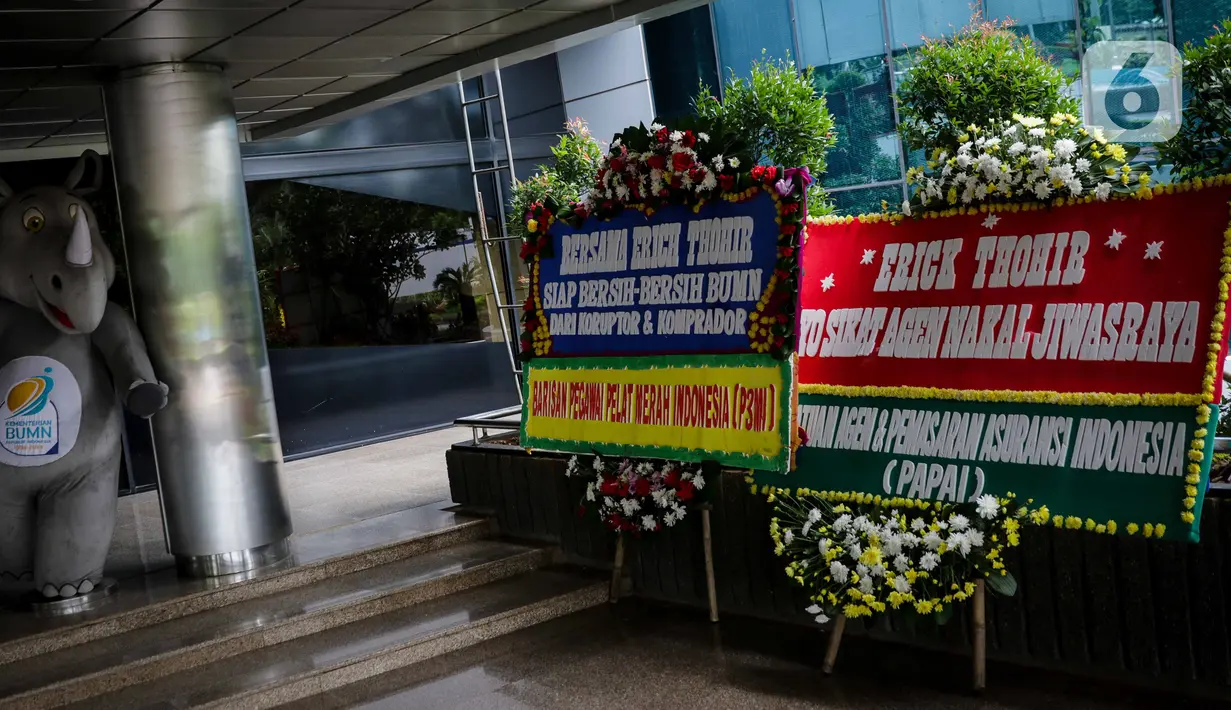 Karangan bunga ucapan terima kasih hingga dukungan di Kementerian BUMN, Kamis (16/1/2020). Kantor Menteri BUMN Erick Thohir kembali mendapat kiriman bunga berupa dukungan untuk menyelesaikan masalah PT Asuransi Jiwasraya (Persero). (Liputan6.com/Faizal Fanani)
