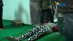 Wanita ini pingsan ketika mengetahui keluarganya menjadi korban kecelakaan maut tanjakan Emen di Subang, Jawa Barat.