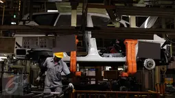 Foto yang diambil pada 16 November 2015 memperlihatkan pekerja tengah merakit mobil All News Kijang Innova di Pabrik TMMIN Karawang. Mobil baru tersebut akan memberi warna baru pada perkembangan pasar MPV dalam negeri. (Liputan6.com/Angga Yuniar)