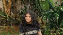 Ayang terlihat cantik dalam balutan dress hitam satin dengan bordir emas di lengan dan pinggang [@tasyafarasya]