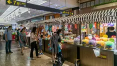 Orang-orang berbelanja di sebuah pasar malam di Shanghai, China timur, pada 15 Juni 2020. Guna mendorong aktivitas perekonomian malam hari di kota tersebut, festival malam digelar di Shanghai sejak awal Juni lalu dengan mengadakan lebih dari 180 aktivitas bertema. (Xinhua/Wang Xiang)
