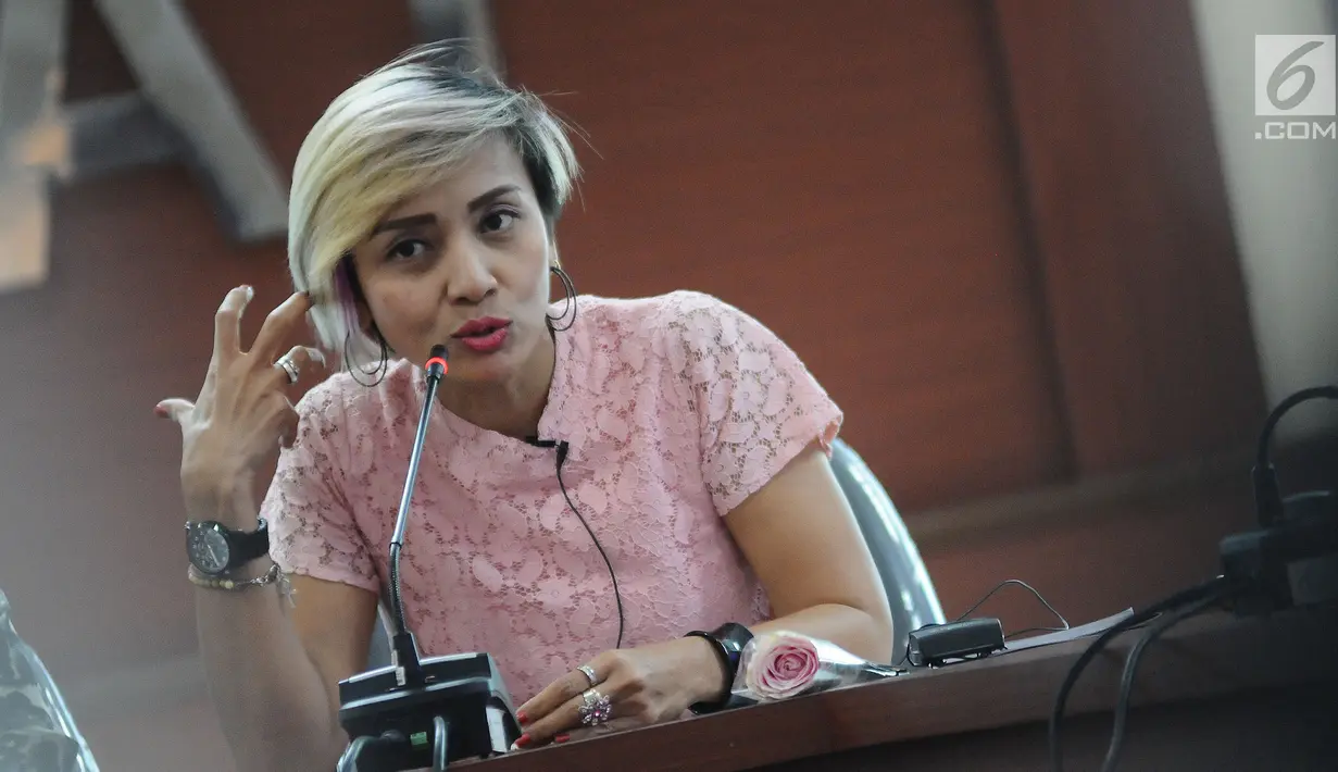 Psikolog Klinis Liza Djaprie saat jumpa pers di kantor KPAI, Jakarta, Kamis (14/2). Yayasan Lentera Anak melaporkan kasus dugaan eksploitasi anak itu ke KPAI, sekaligus meminta pemerintah memerhatikan masalah ini. (Liputan6.com/Herman Zakharia)
