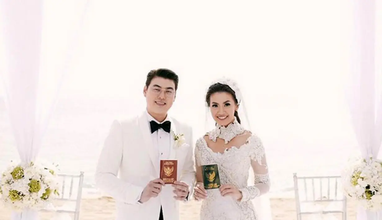 Meski tidak mendapat restu dari ibu, Asty Ananta telah resmi persunting lelaki mualaf keturunan Tionghoa, Hendra Suyanto pada Minggu, (2/10) di Bali. Dan tidak dihadiri keluarga inti. (Instagram/asty_ananta)