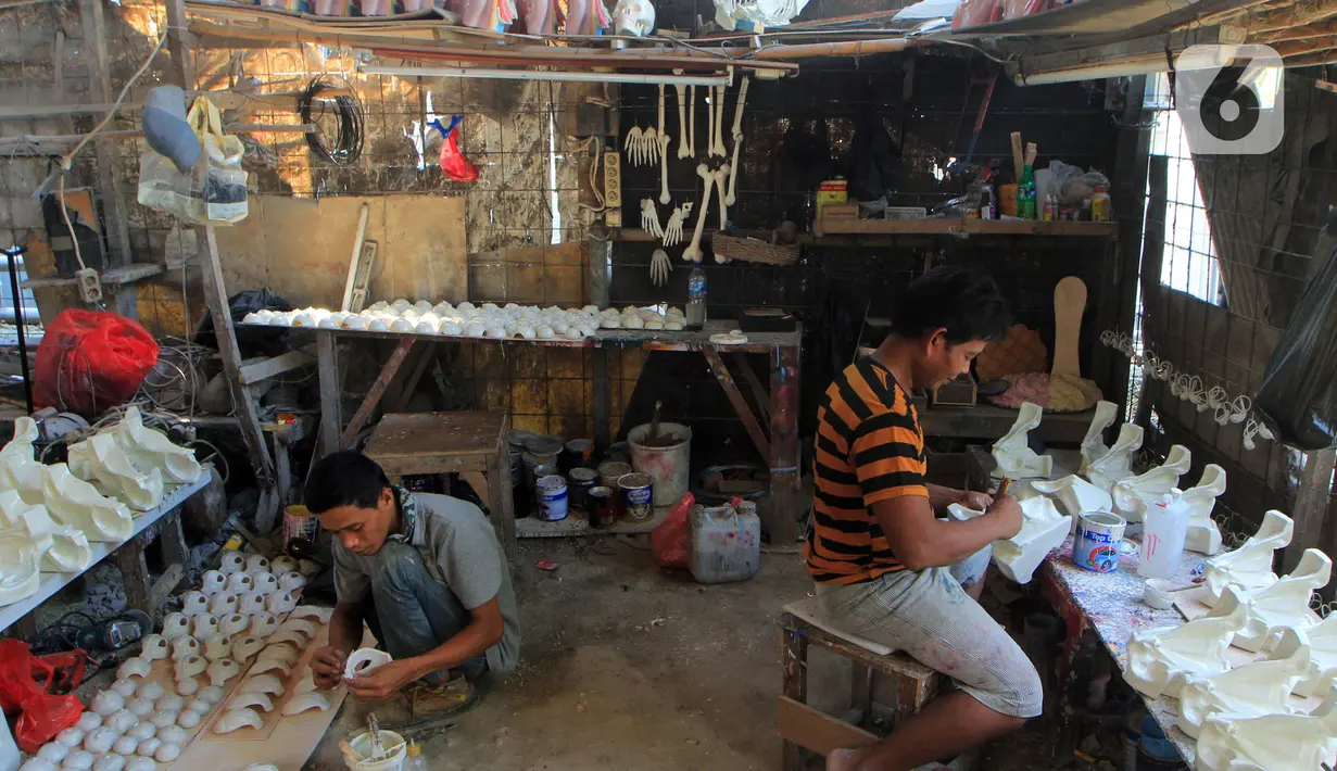 Pekerja membuat manekin anatomi tubuh manusia di Cinangka, Jawa Barat, Kamis (30/7/2020). Produksi industri rumahan kembali produktif setelah sempat tutup terdampak pandemi covid-19 selama empat bulan. (Liputan6.com/Johan Tallo)