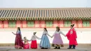 Saat berfoto menggunakan pakaian khas Korea, keluarga Andhika Pratama pun dianggap mirip dengan pemain drama bergenre kerajaan. Momen bahagia ini pun diunggah dalam media sosial keduanya.  (Liputan6.com/IG/@andhiiikapratama).