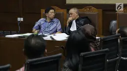 Terdakwa kasus dugaan suap kepada Direktur PT Krakatau Steel Wisnu Kuncoro, Kenneth Sutardja (kiri) berbincang dengan kuasa hukumnya saat sidang lanjutan di Pengadilan Tipikor, Jakarta, Senin (1/7/2019). Sidang beragendakan mendengar keterangan saksi-saksi. (Liputan6.com/Helmi Fithriansyah)