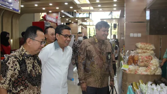 Kegiatan wakaf Al Qur'an dan bazar minyak goreng dengan harga khusus bertempat di Kementerian Perindustrian (Kemenperin).