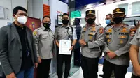 Kakorbinmas Baharkam POLRI, Irjen (Pol) Suwondo Nainggolan, menyerahkan penghargaan kepada Hasrudin, petugas keamanan BRI Kantor Cabang Pembantu Ahmad Yani, Makassar.