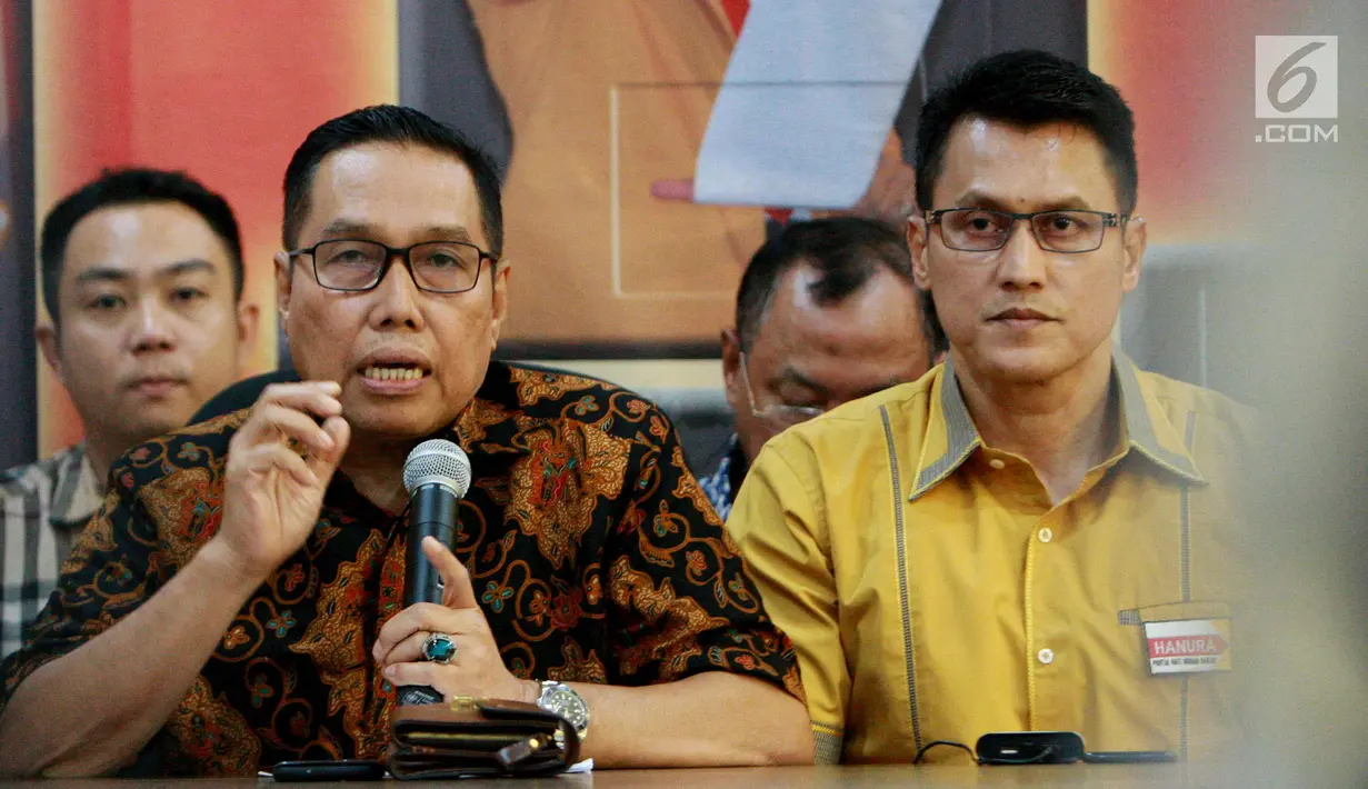 Ketua DPD Partai Hanura Sumatera Barat Marlis (kiri) menyampaikan pernyataan sikap mosi tidak percaya kepada Oesman Sapta Odang selaku Ketum Partai Hanura di kantor DPP Partai Hanura, Cipayung, Jakarta Timur, Selasa (16/1). (Liputan6.com/Johan Tallo)