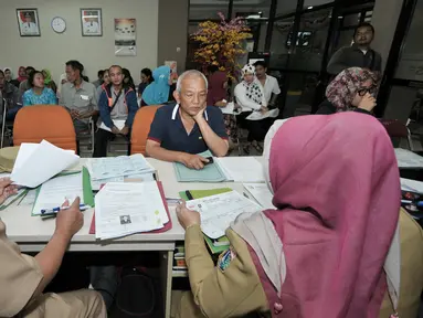 Petugas melayani warga untuk pembuatan e-KTP di Kelurahan Srengseng Sawah, Jakarta, Senin (29/8). Dukcapil Kementerian Dalam Negeri (Kemendagri) memberikan tenggat waktu akhir perekaman data e-KTP hingga 30 September 2016. (Liputan6.com/Yoppy Renato)
