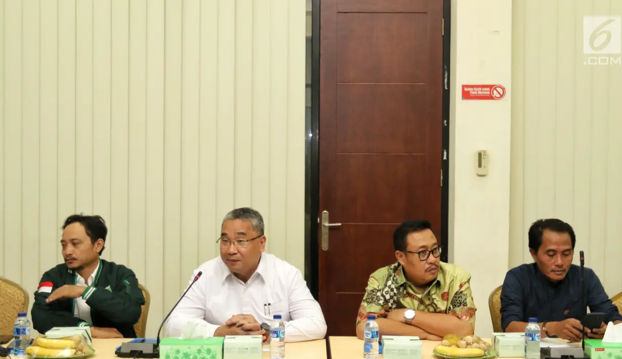 Bendahara umum PKB, Eko Putro Sanjoyo saat menemui Tim Satgas Politik KPK yang berkunjung ke DPP PKB, Jakarta, Selasa (12/3). Dalam kunjungannya Satgas KPK berdiskusi soal perbaikan pendanaan partai politik. (Liputan6.com/Johan Tallo)
