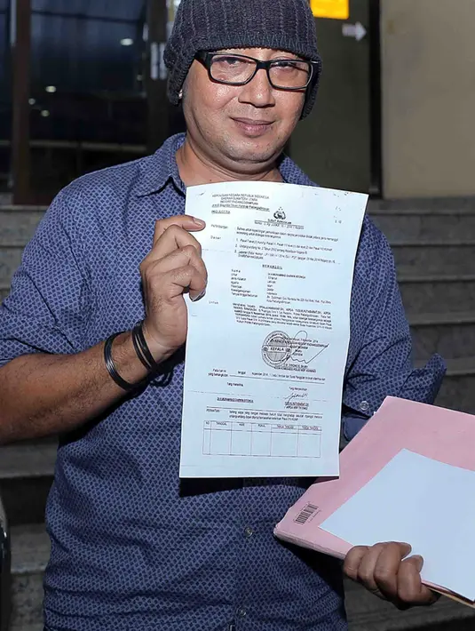 "1 miliar lebih karena berikutnya ada 100 juta, 200 juta, paling minim 10 juta, yang diperas adik saya, keluarga kita," lanjut pemilik nama Muhammad Abdu Elif Ritonga. (Deki Prayoga/Bintang.com)