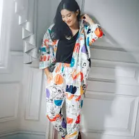 “Lalu setelah lulus dan mulai paham dasar dasar penulisan script film, saya memberanikan diri menulis script. Disaat menulis kerangka untuk script itu, saya lalu diberikan tantangan untuk menulis script film pendek,” ujar Dian Sastrowardoyo. (Instagram/therealdisastr)