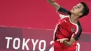 Pebulu tangkis Indonesia Anthony Sinisuka Ginting saat melawan pebulu tangkis Jepang Kanta Tsuneyama pada pertandingan tunggal putra Olimpiade Tokyo 2020 di Tokyo, Jepang, Kamis (29/7/2021). Ginting lolos ke perempat final Olimpiade Tokyo 2020 usai mengalahkan Kanta. (AP Photo/Markus Schreiber)