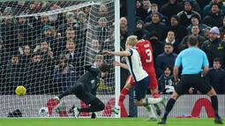 Tottenham sukses mengandaskan Liverpool dengan skor 1-0 dalam laga leg pertama semifinal Carabao Cup 2024/2025. (AP Photo/Ian Walton)