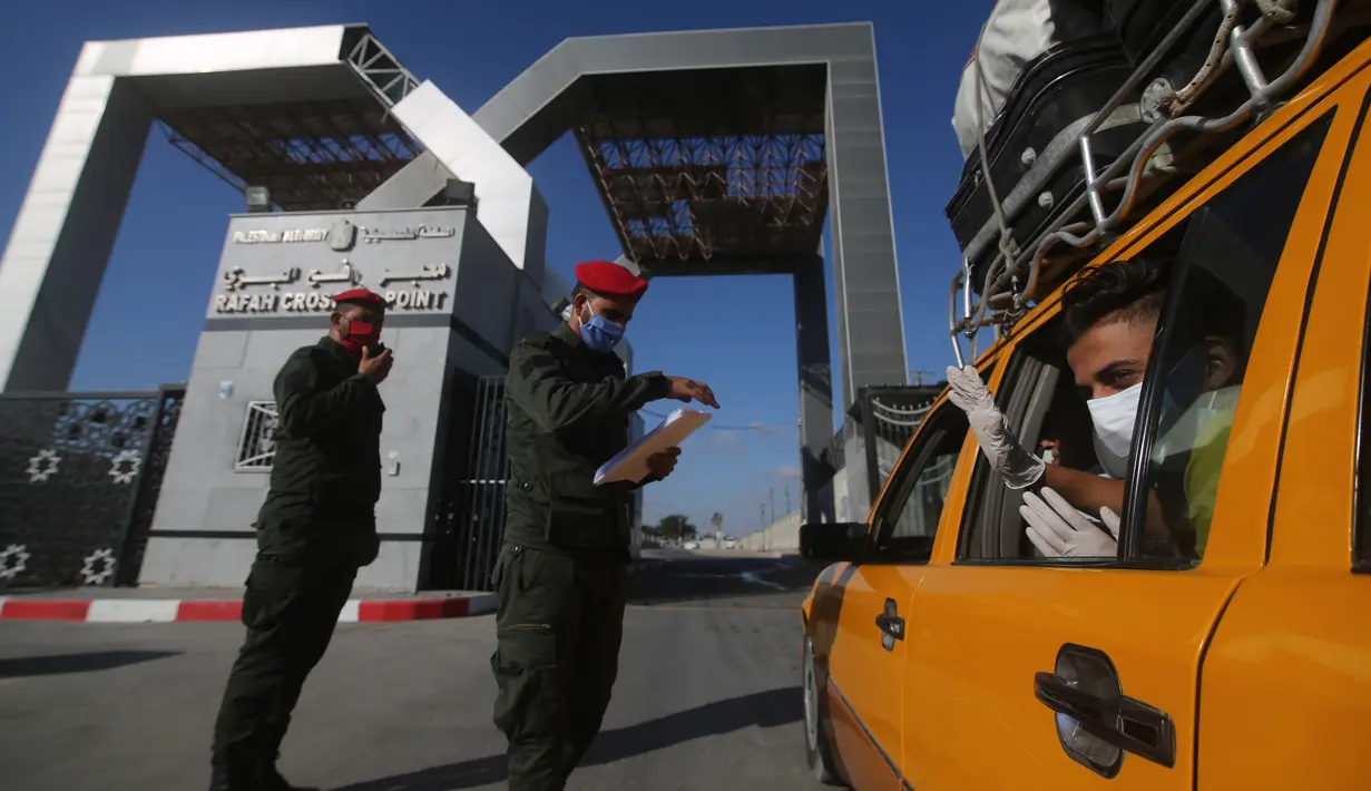 Warga Palestina duduk di dalam mobil sebelum meninggalkan perbatasan Rafah dengan Mesir di Kota Rafah, Jalur Gaza selatan (11/8/2020). Untuk kali pertama dalam lima bulan, Mesir membuka kembali titik penyeberangan Rafah di perbatasan dengan Jalur Gaza selatan selama tiga hari. (Xinhua/Khaled Omar)