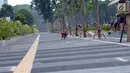 Sejumlah pekerja beristirahat disela-sela pengerjaan tahap akhir renovasi trotoar di sekitar Jalan Gerbang Pemuda, Senayan, Jakarta, Selasa (29/5). Renovasi sebagai bagian persiapan pelaksanaan Asian Games 2018. (Liputan6.com/Helmi Fithriansyah)