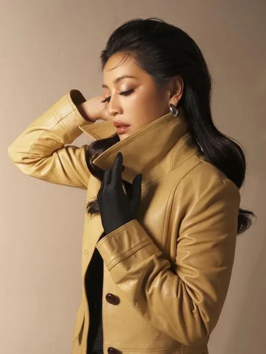 Jangan lupakan hasil photoshoot Hesti yang ini. Tampil berbeda dan luar biasa memukau, Hesti mengenakan coat cokelat dan gloves hitam, dengan gaya rambut dan makeup super flawless. [Foto: Instagram/hestipurwadinata]