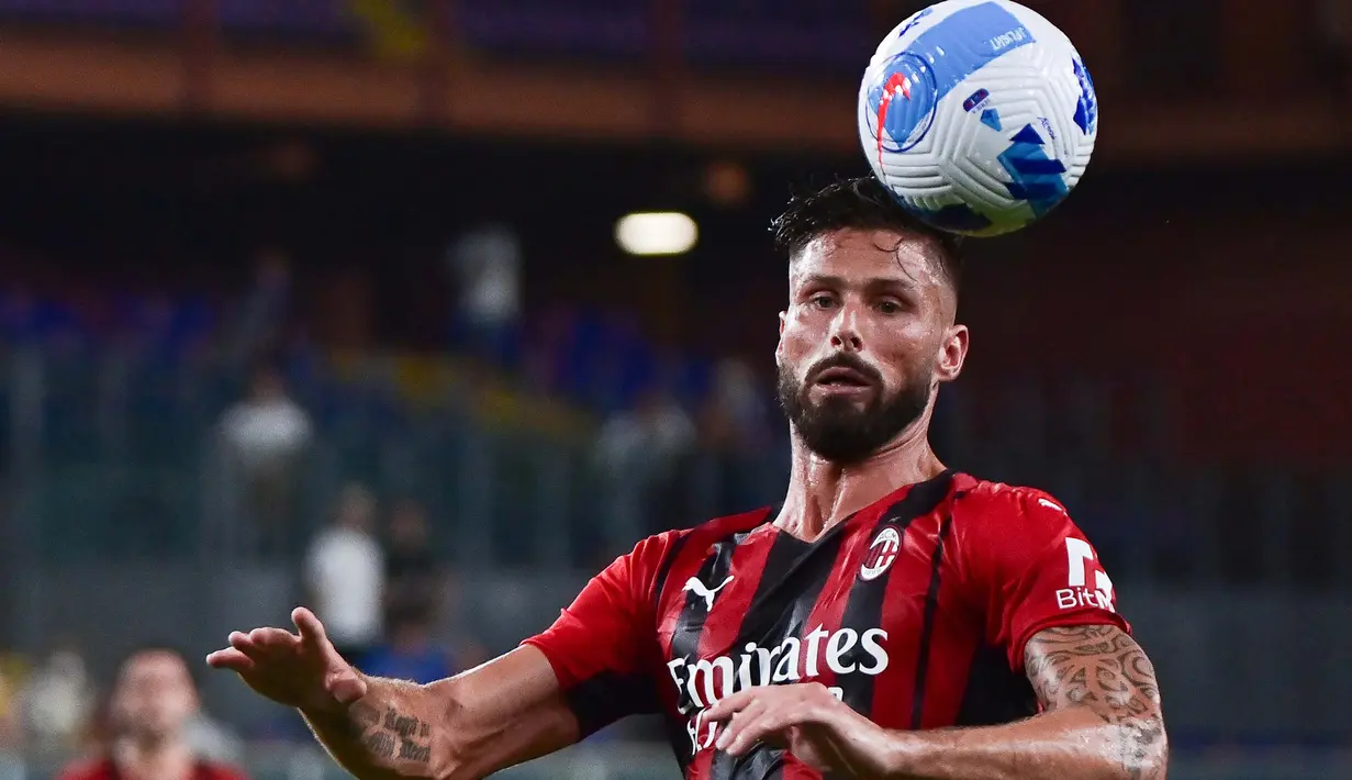 AC Milan pun tak mau kalah, Olivier Giroud yang musim ini bermain untuk AC Milan mencetak dua gol ke gawang Cagliari dan tampaknya akan memecahkan kutukan nomor 9 yang sudah bertahan lama di AC Milan. (Foto: AFP/Miguel Medina)